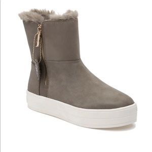 J/Slides all weather fur lined boot- like new